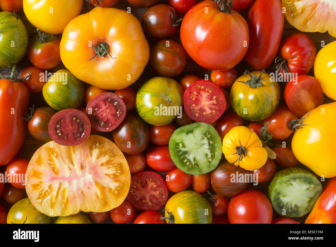 En plongée des tomates colorées Banque D'Images