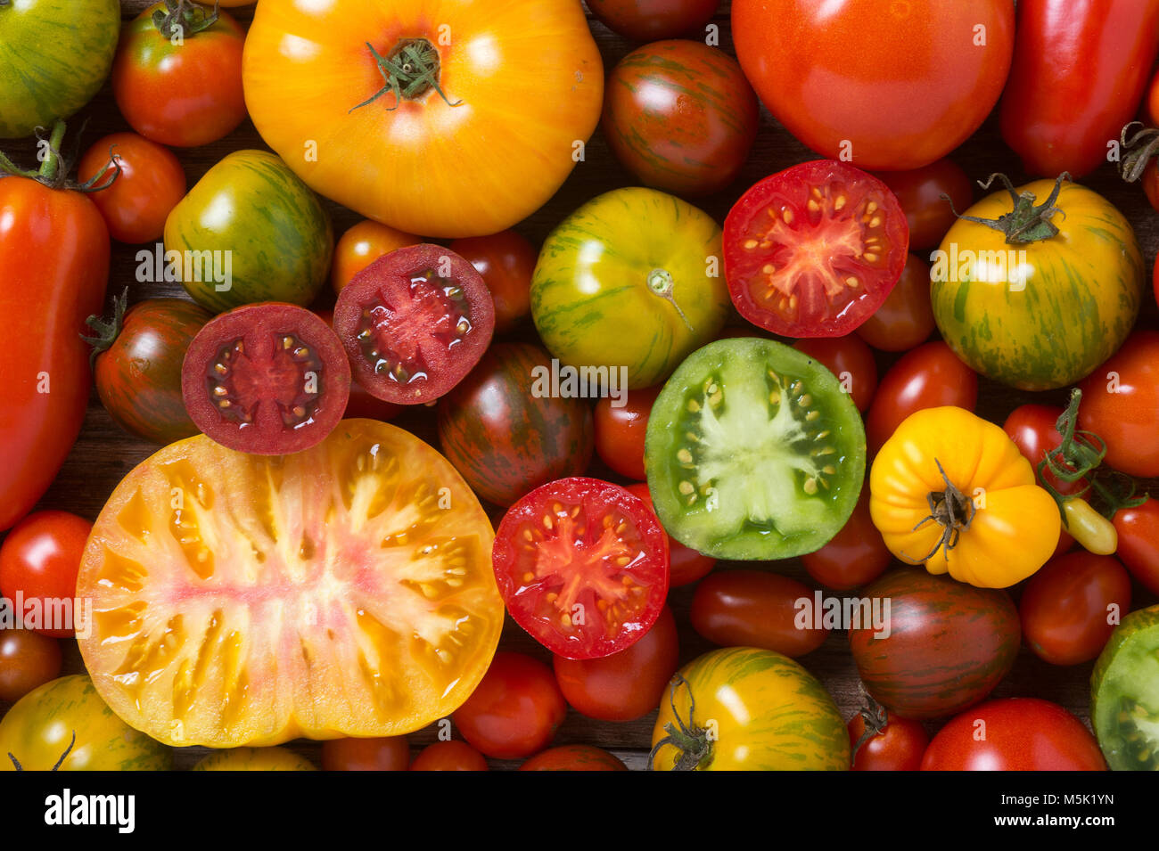 Close up of colorful tomates, des tranches, en plongée des Banque D'Images