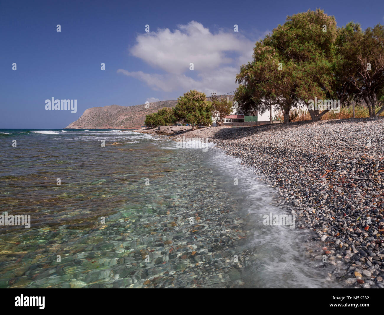 Rupture d'ondelettes sur la plage de galets à Milatos, Crete Banque D'Images
