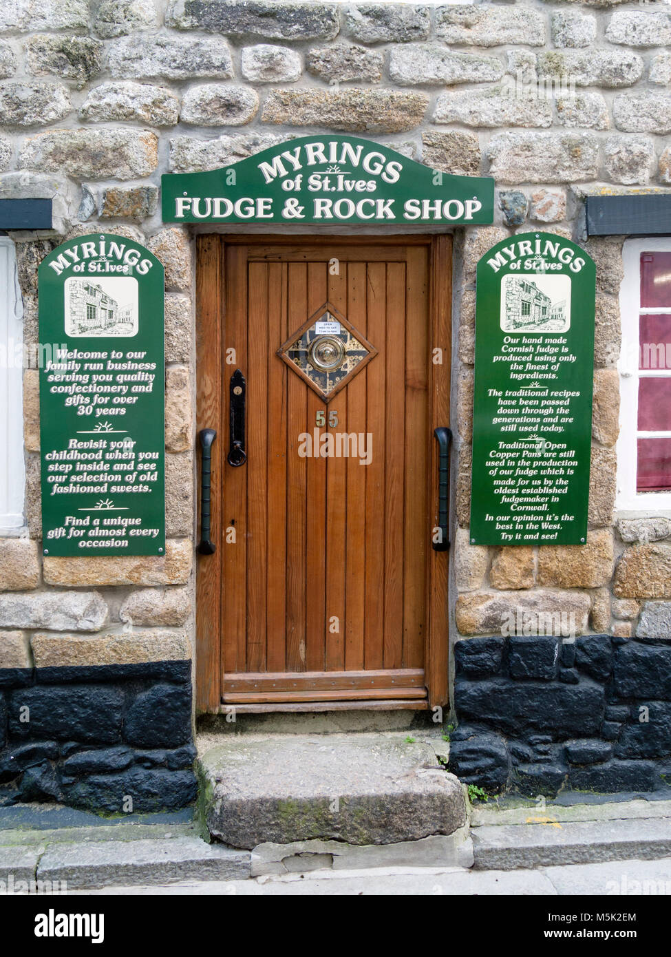 Entrée privée et les signes à l'extérieur de Myrings crème traditionnelle et seaside rock shop, Fore Street, St Ives. Cornwall, England, UK Banque D'Images