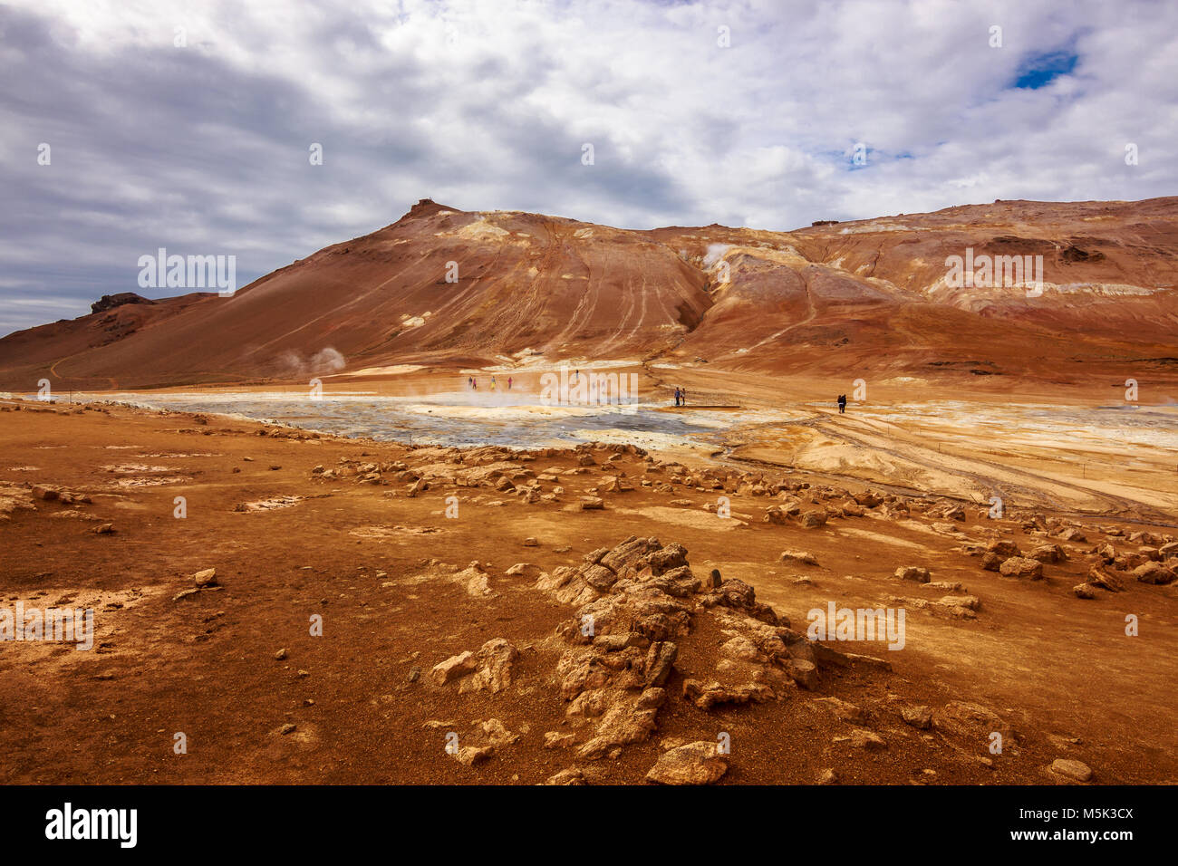 Le Vulcano Námafjall et Water dans le Myvatn-Area, Nord de l'Islande, Islande Banque D'Images