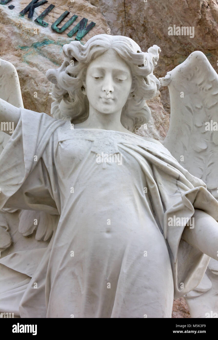 TRIESTE, Italie - 28 novembre 2017 : statue en marbre d'un ange au cimetière de Sant'Anna Banque D'Images