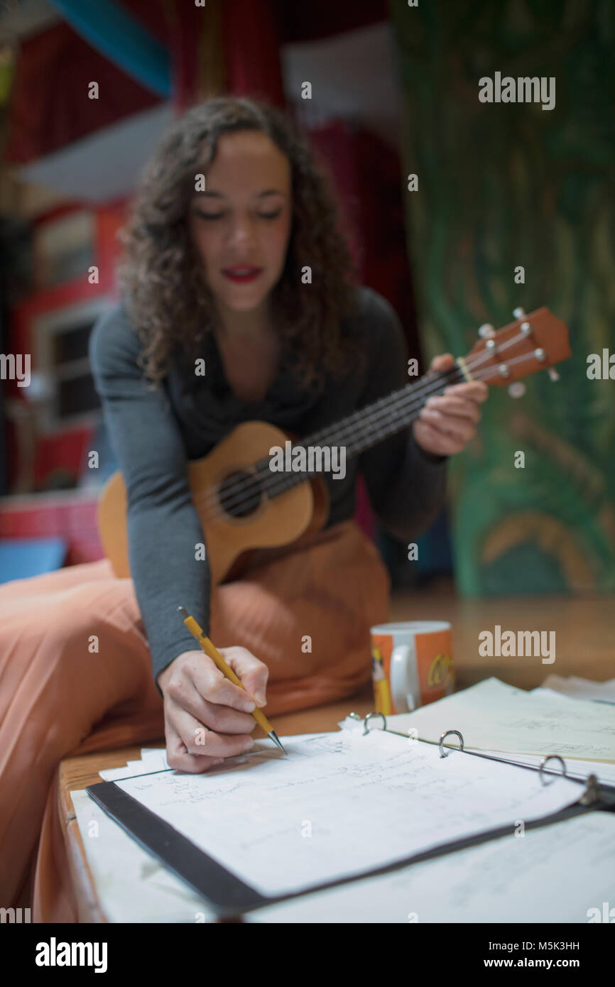 Femelle jeune musicien de composer la musique avec le Ukulele Banque D'Images