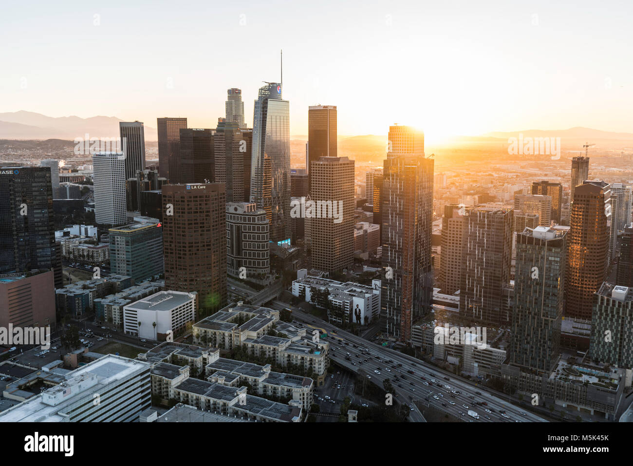 Los Angeles, Californie, USA - 20 Février 2018 : Vue aérienne de l'aménagement urbain du centre-ville de Los Angeles skyline au lever du soleil. Banque D'Images