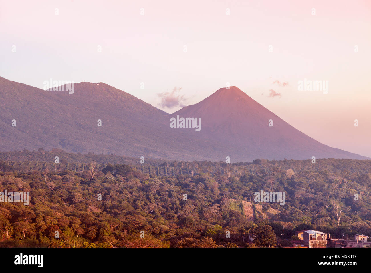 Volcans de Cerro Verde National Park vu de Juayua. Juayua, Sonsonate , El Salvador. Banque D'Images