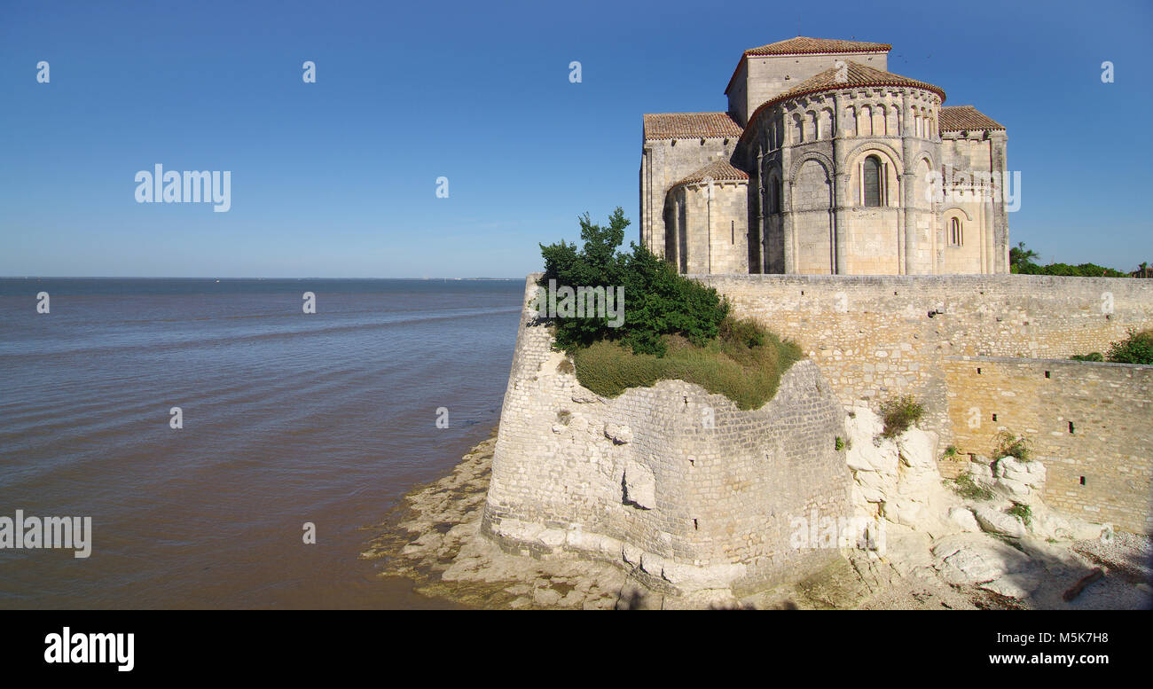 L'église Sainte Radegonde est située dans le sud-ouest de la France. Elle donne sur l'estuaire de la Gironde Banque D'Images
