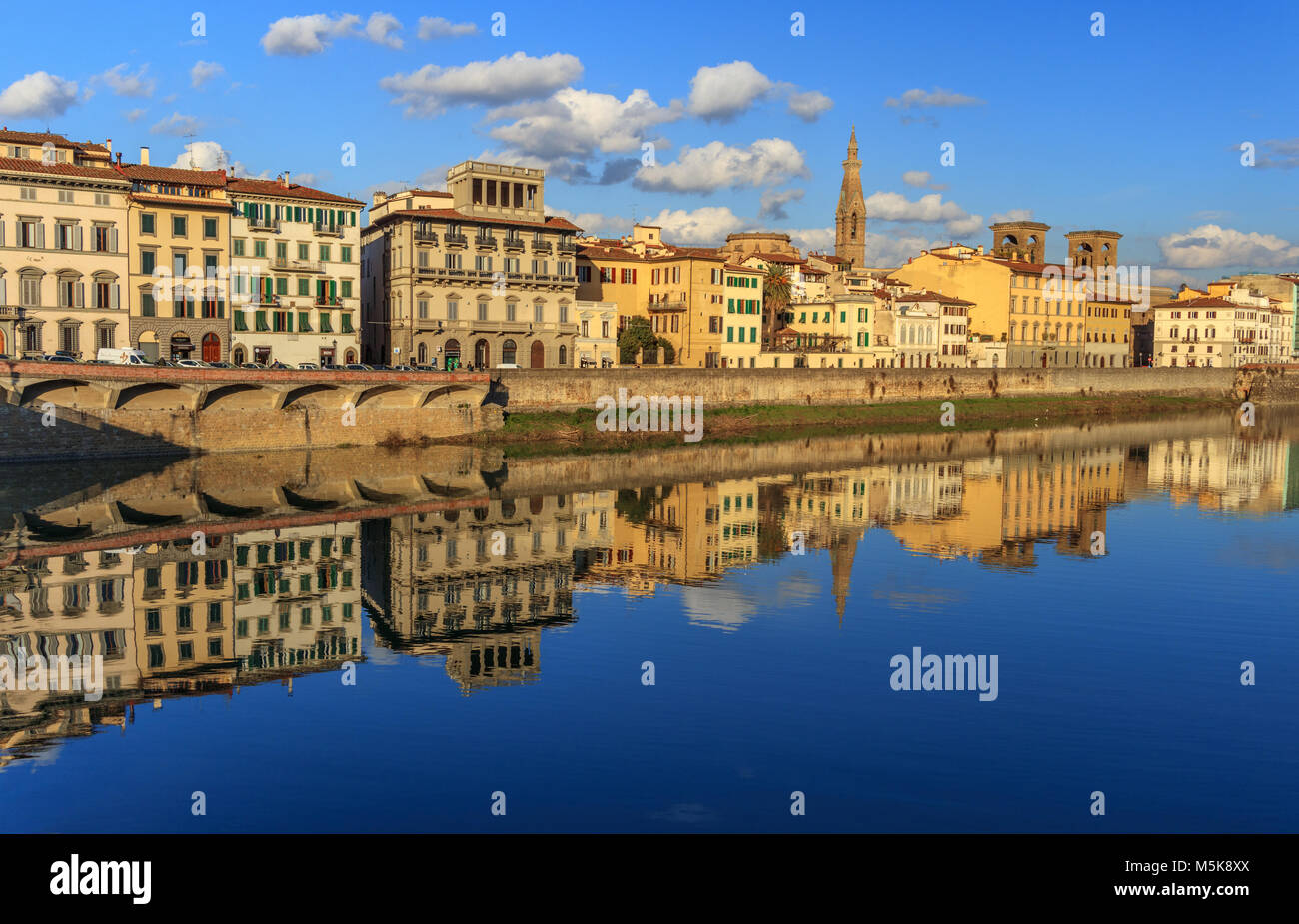 Vue sur la rivière Arno, dans le centre historique de Florence Banque D'Images