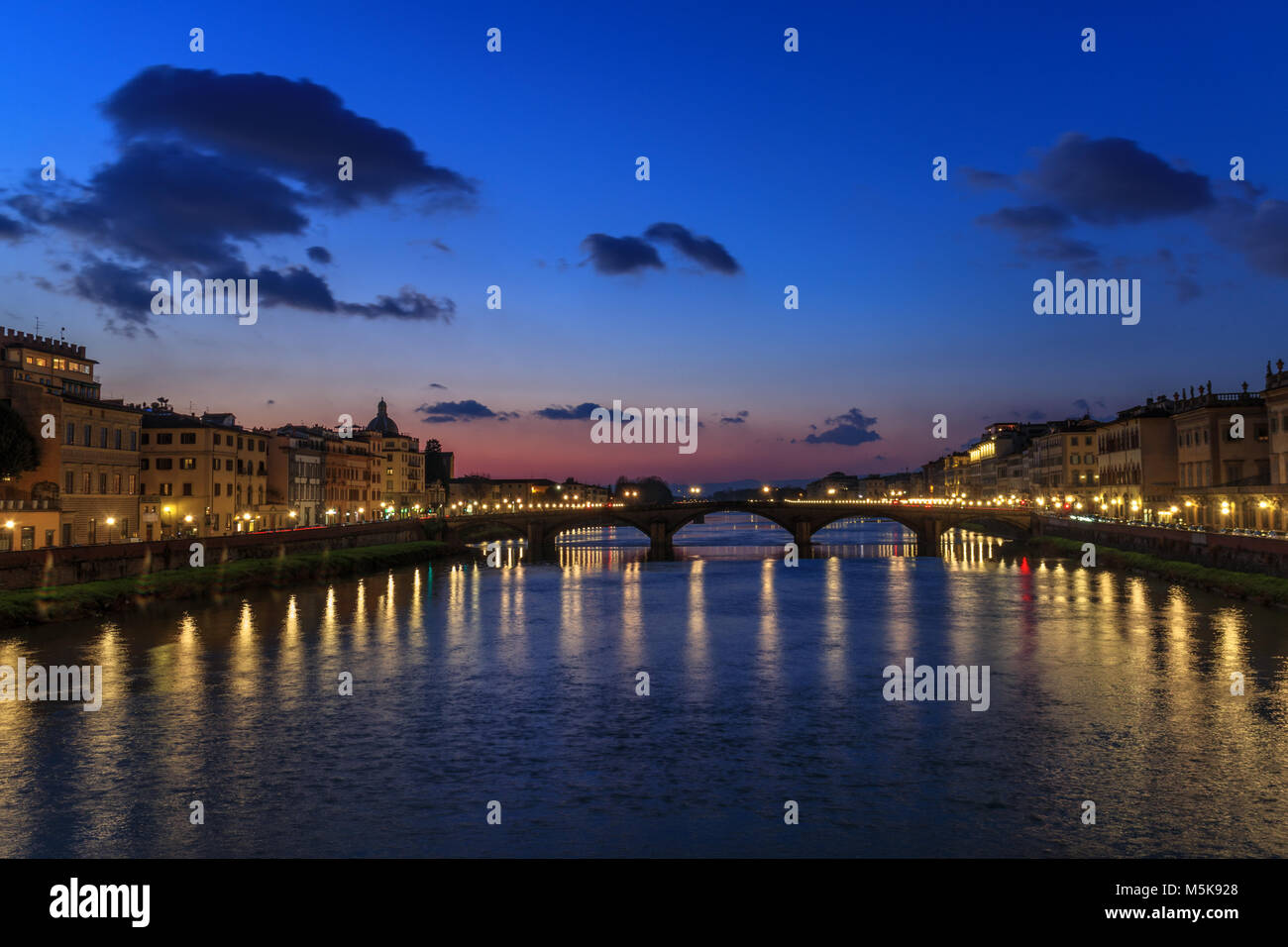 Vue sur la rivière Arno, dans le centre historique de Florence Banque D'Images
