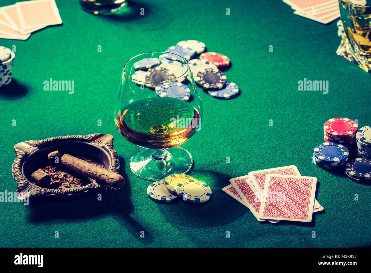 Tableau vert pour le poker avec cartes et puces Banque D'Images