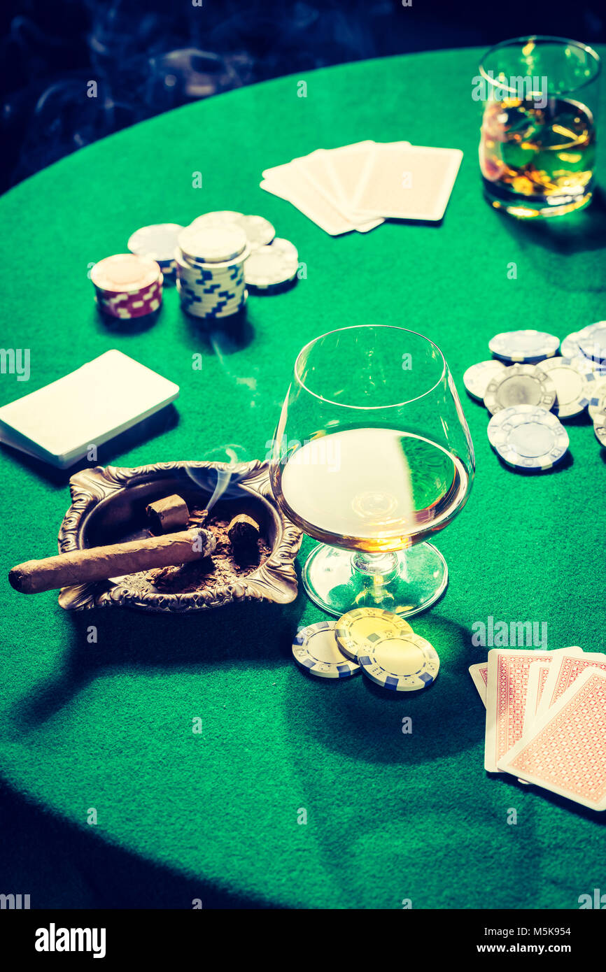 Ancien tableau vert pour le poker avec Jetons et cartes Banque D'Images