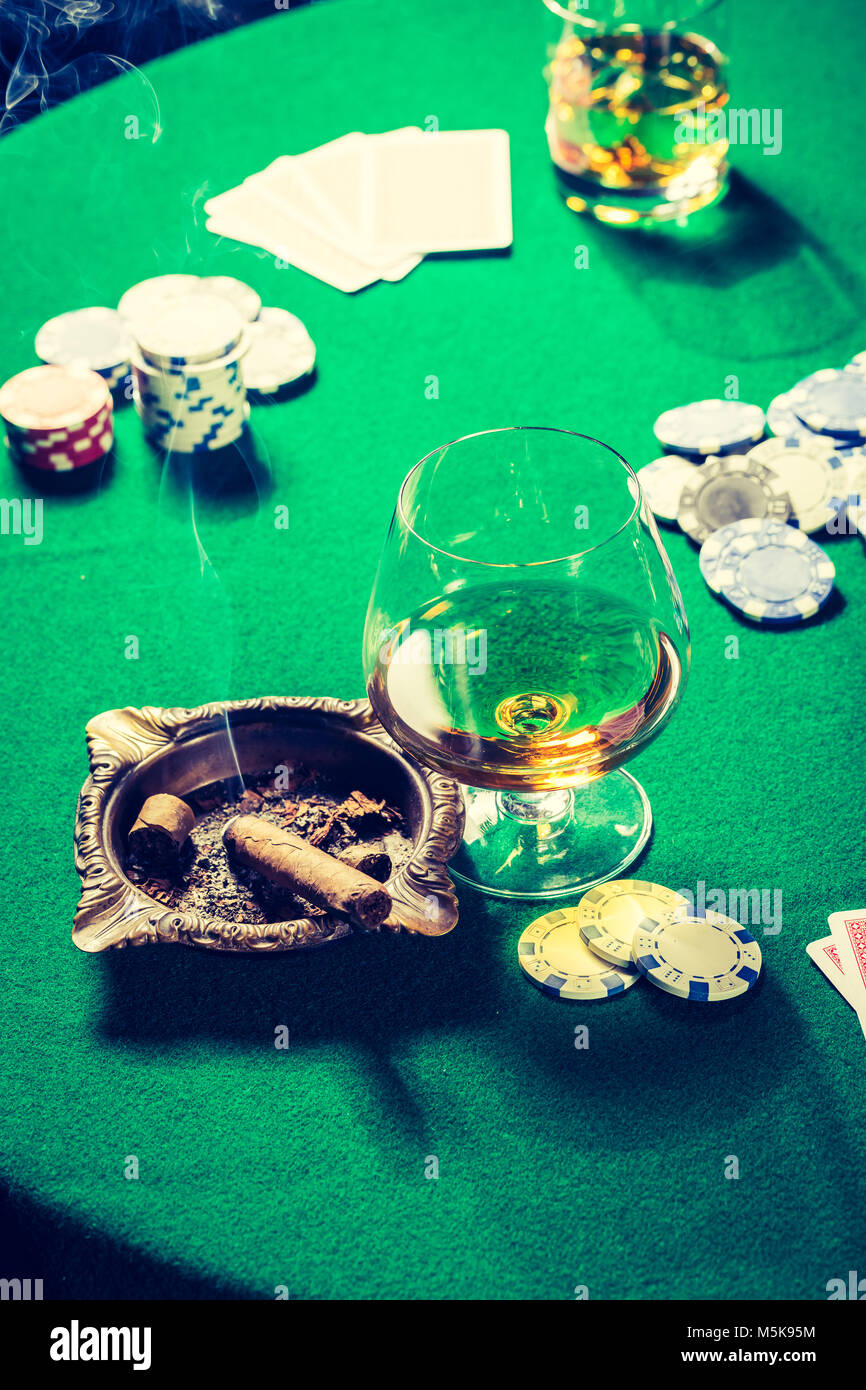 Ancien tableau vert pour le poker avec des cartes et de cigare Banque D'Images