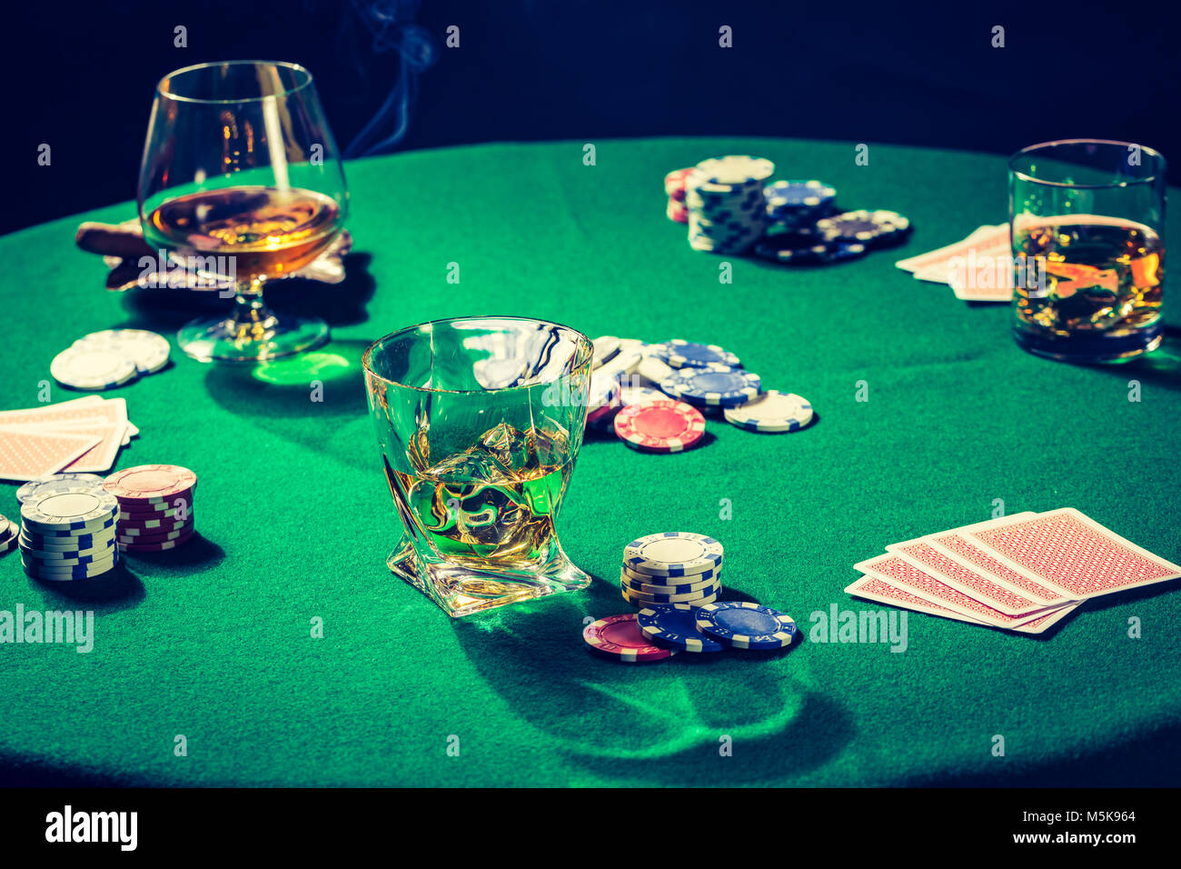 Gros plan du tableau vert pour le poker avec cartes et puces Banque D'Images