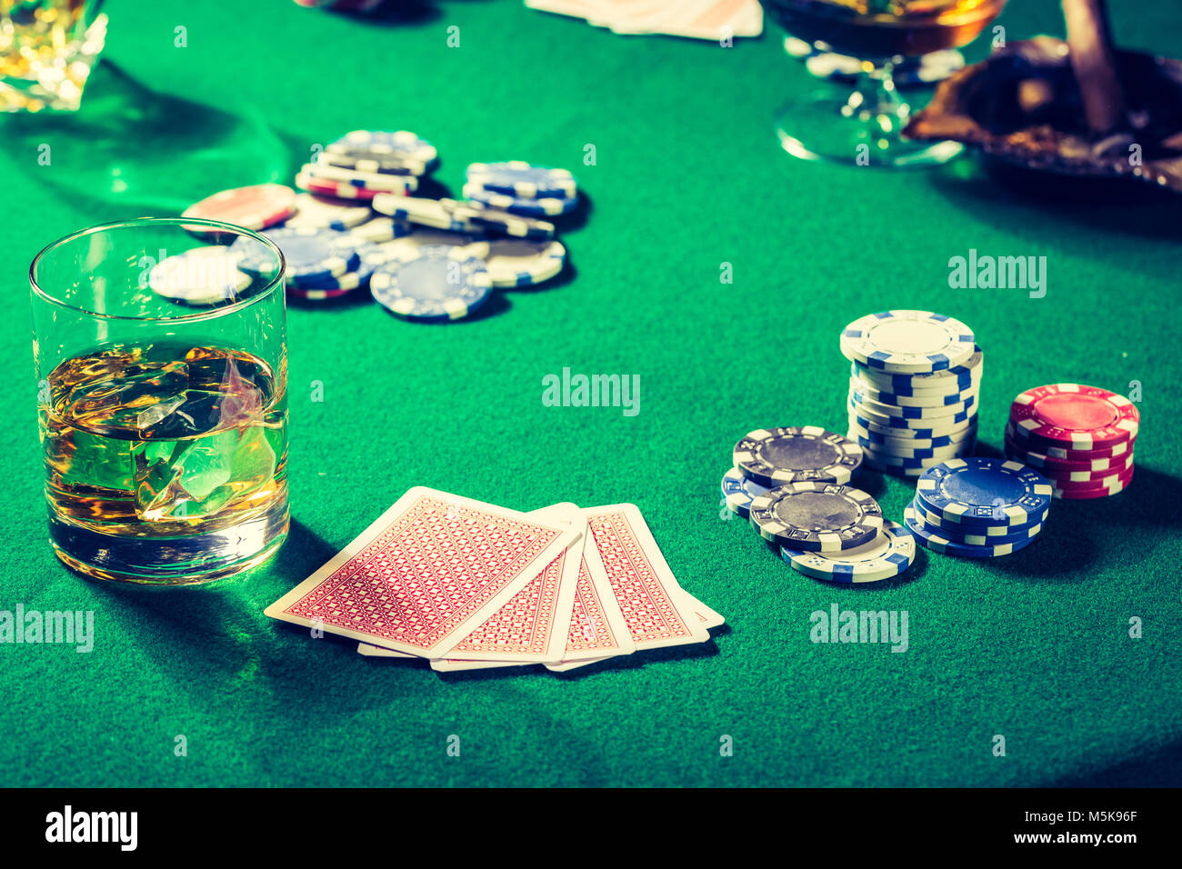 Cartes et puces en vert table de jeu Banque D'Images