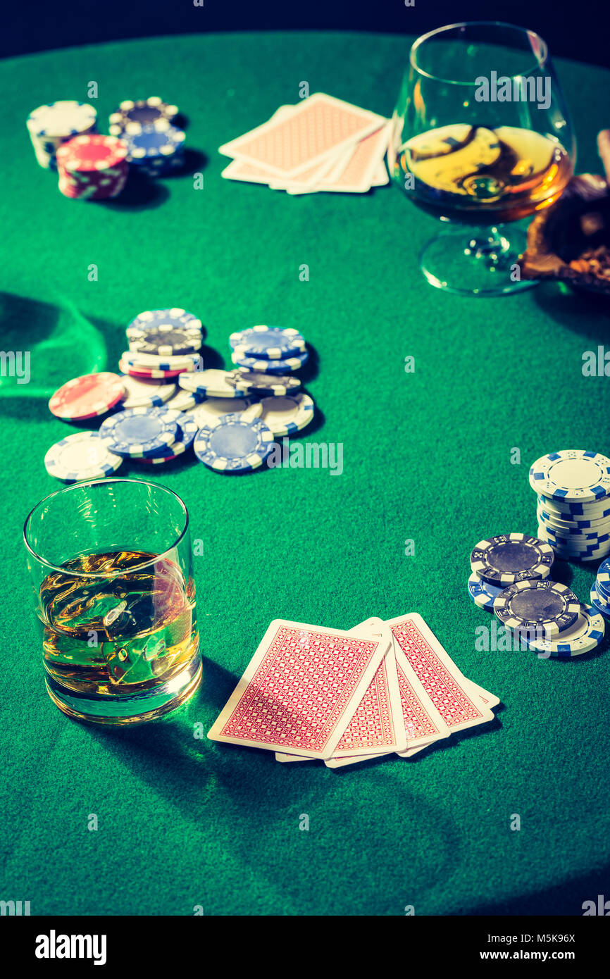 Ancien tableau vert pour le poker avec cigare et Whisky Banque D'Images