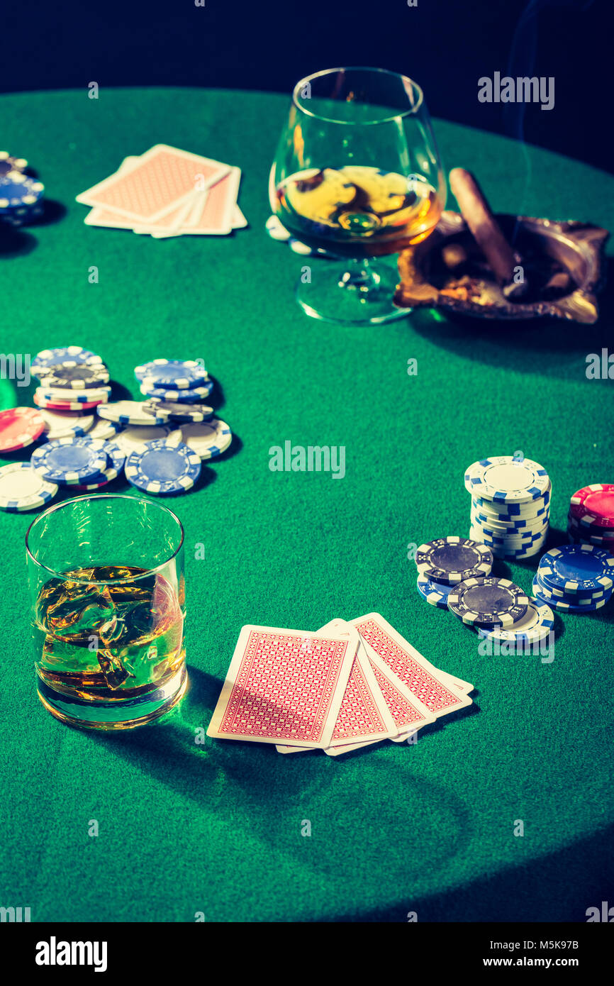 Gros plan du tableau vert pour le poker avec whiskey et cartes Banque D'Images