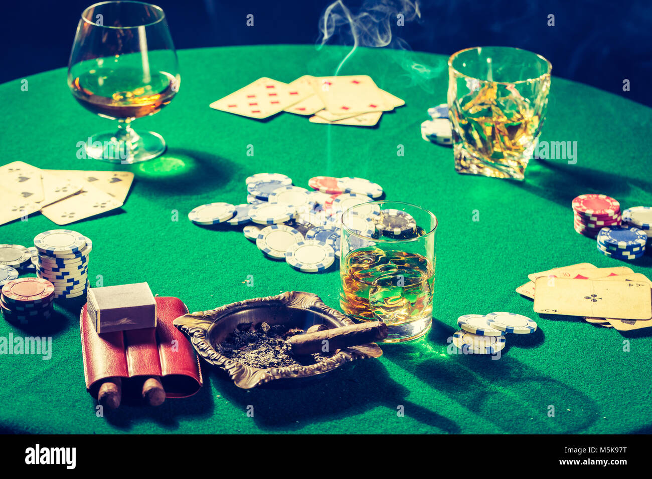Green table de jeu avec des cartes, de cigare et de whiskey Banque D'Images