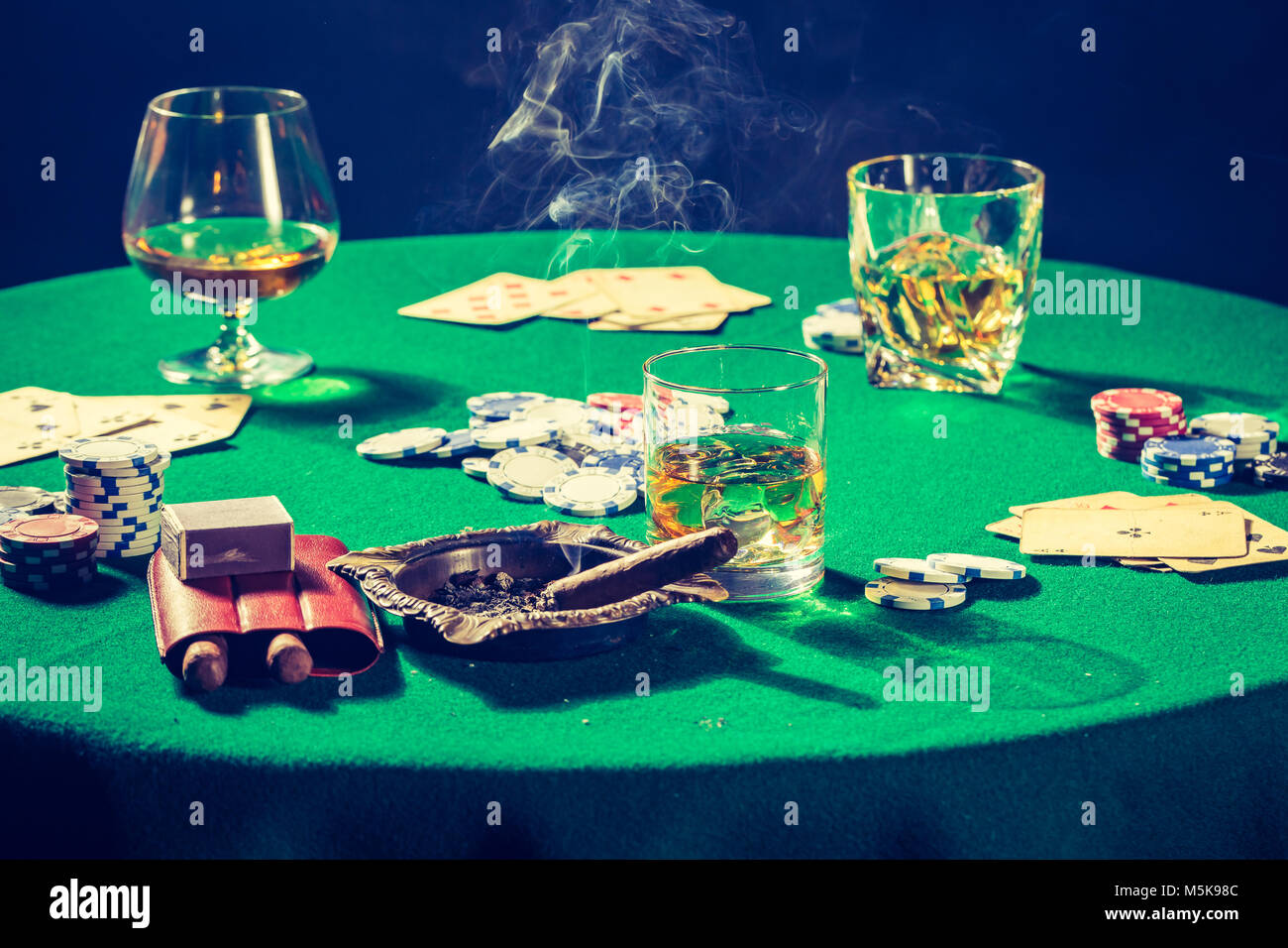 Tableau vert de jeu avec des Jetons et cartes Banque D'Images