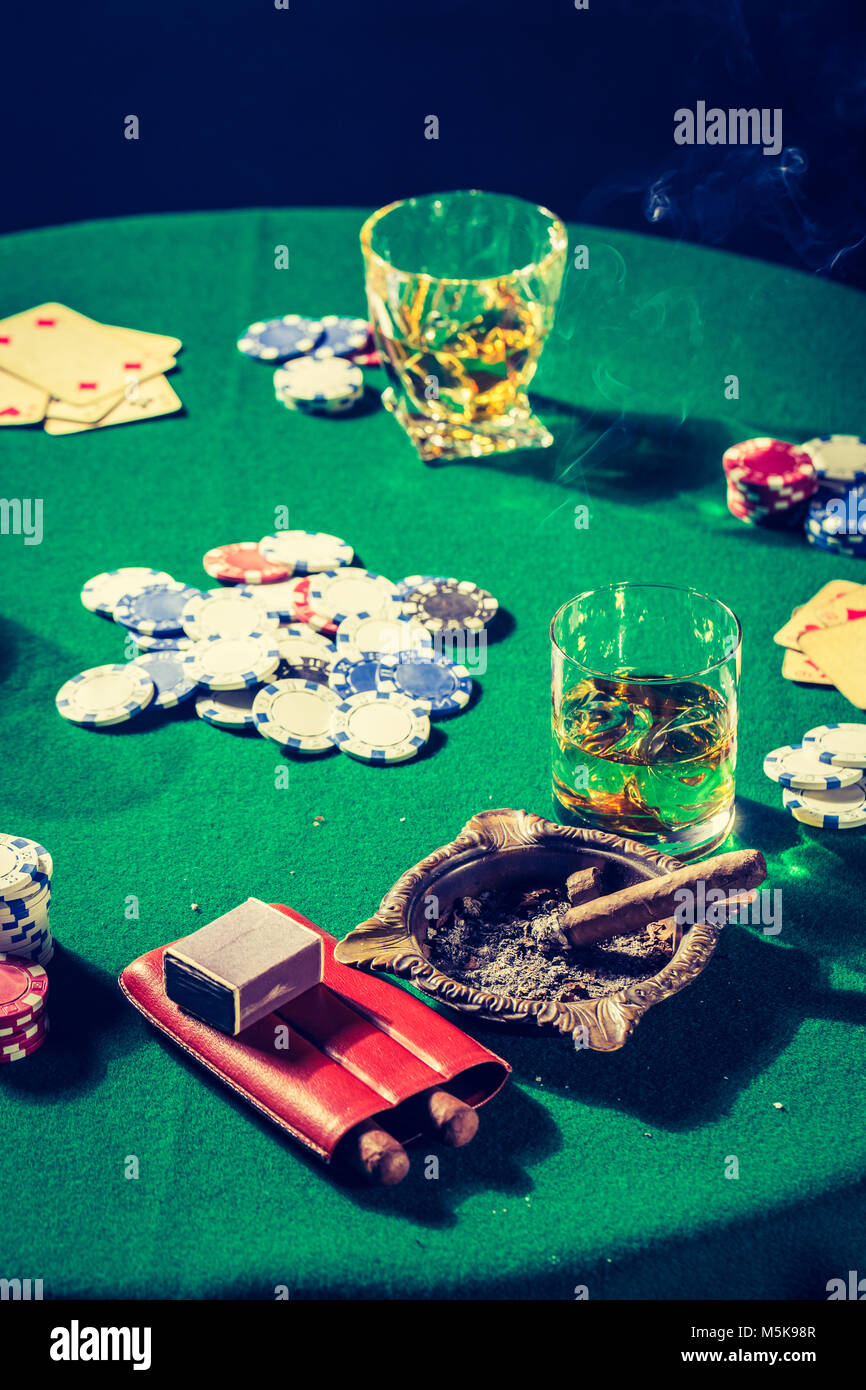 Ancienne table verte avec cartes et puces Banque D'Images