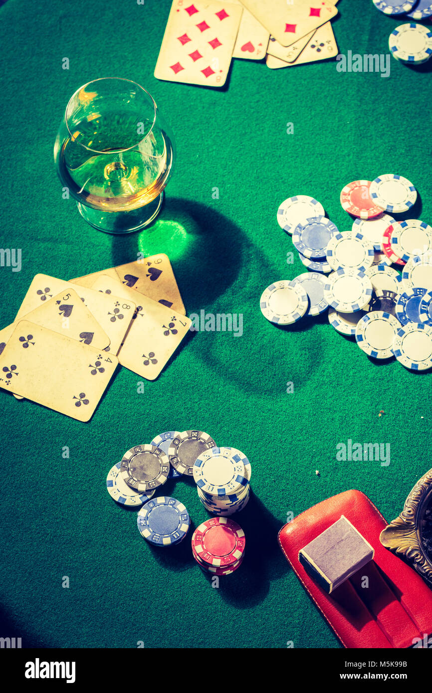 Jetons et cartes sur table vintage Vert pour le poker Banque D'Images