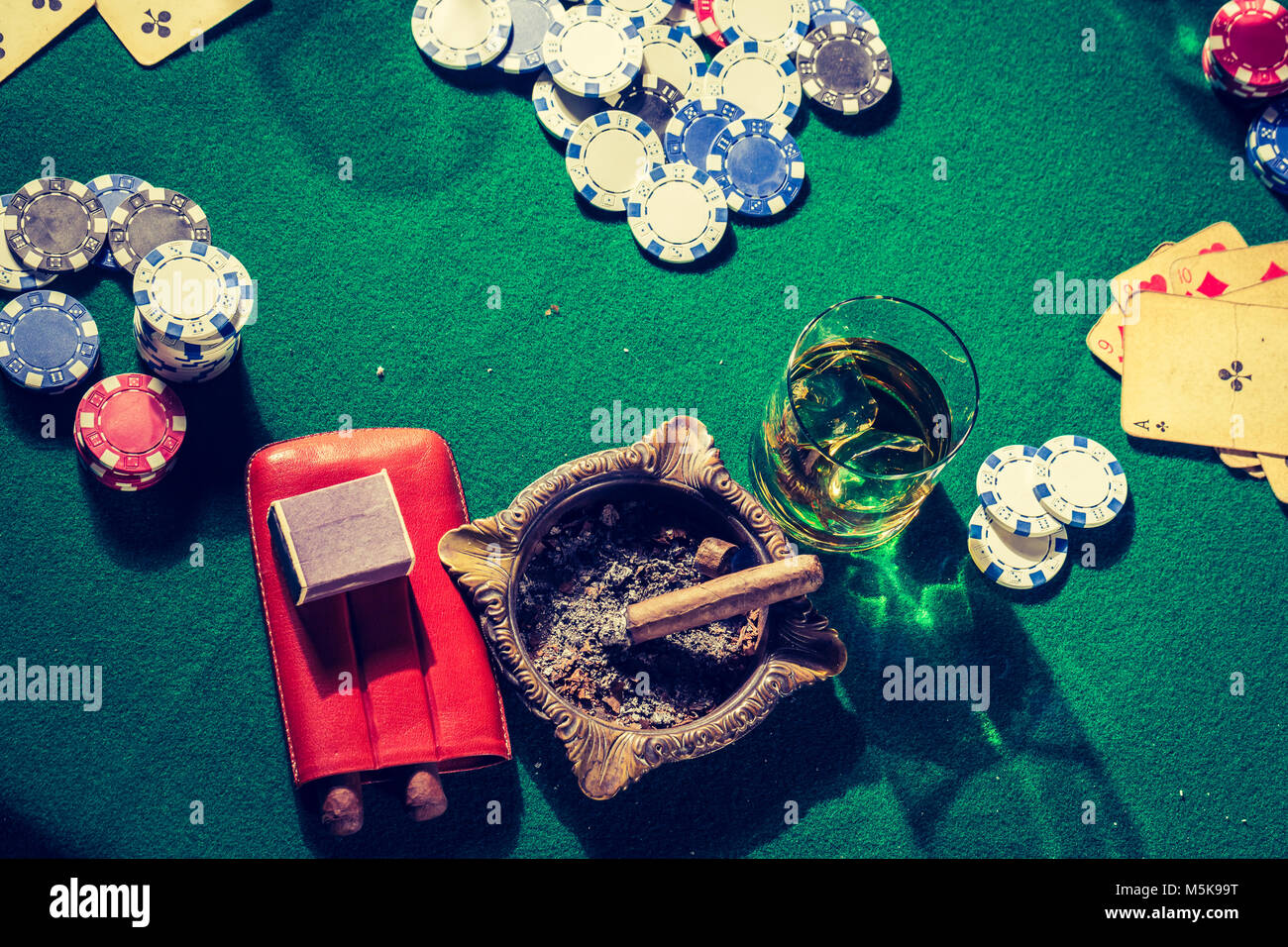 Cigare, whisky et cartes sur table vintage Vert pour le poker Banque D'Images