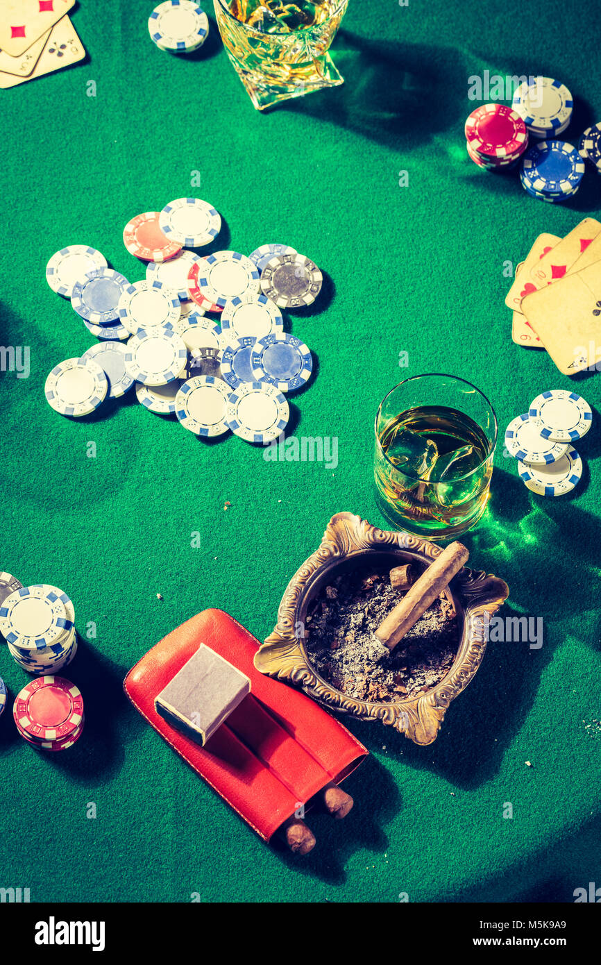 Whiskey, de cigare et de cartes sur table de poker pour vert vintage Banque D'Images