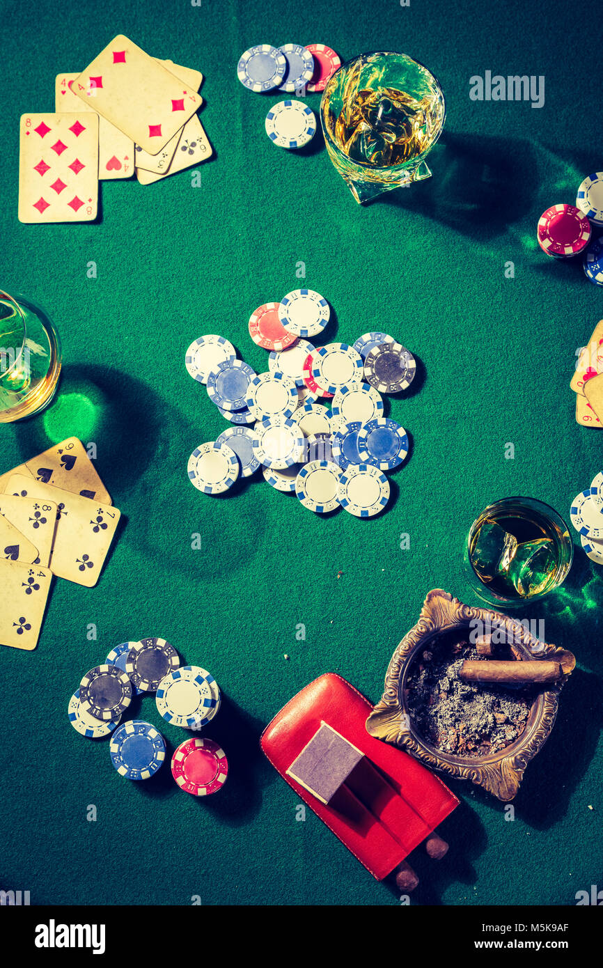 Jetons et cartes sur table de poker pour vert vintage Banque D'Images