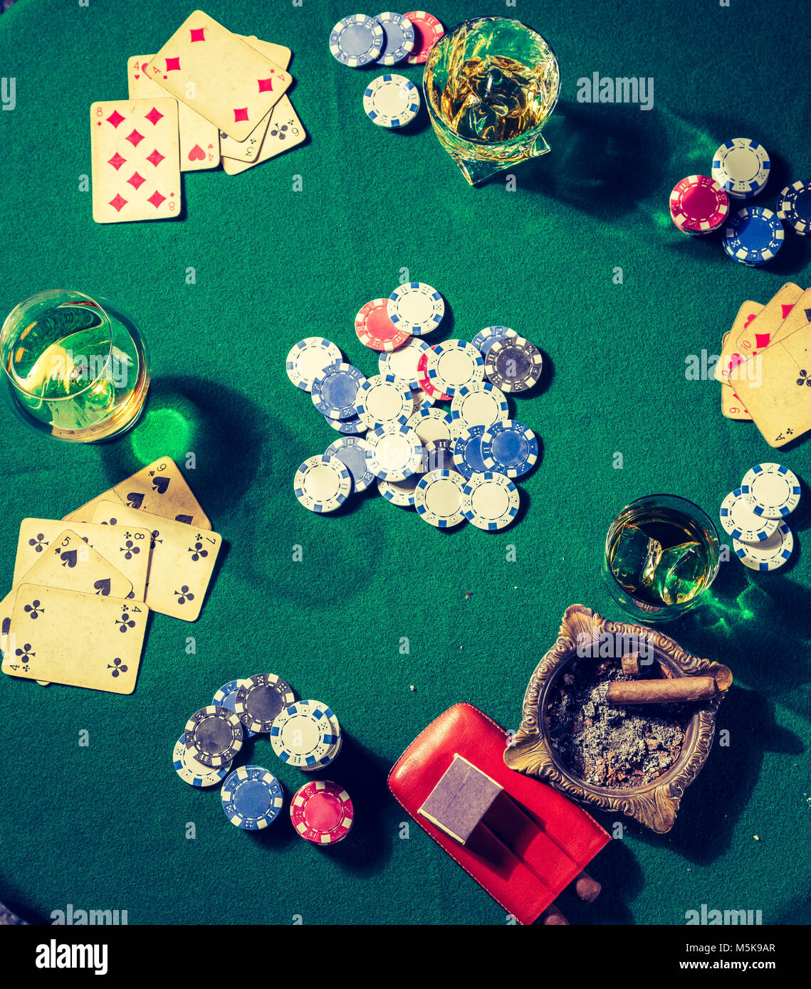 Cartes et puces sur vert vintage table de poker Banque D'Images