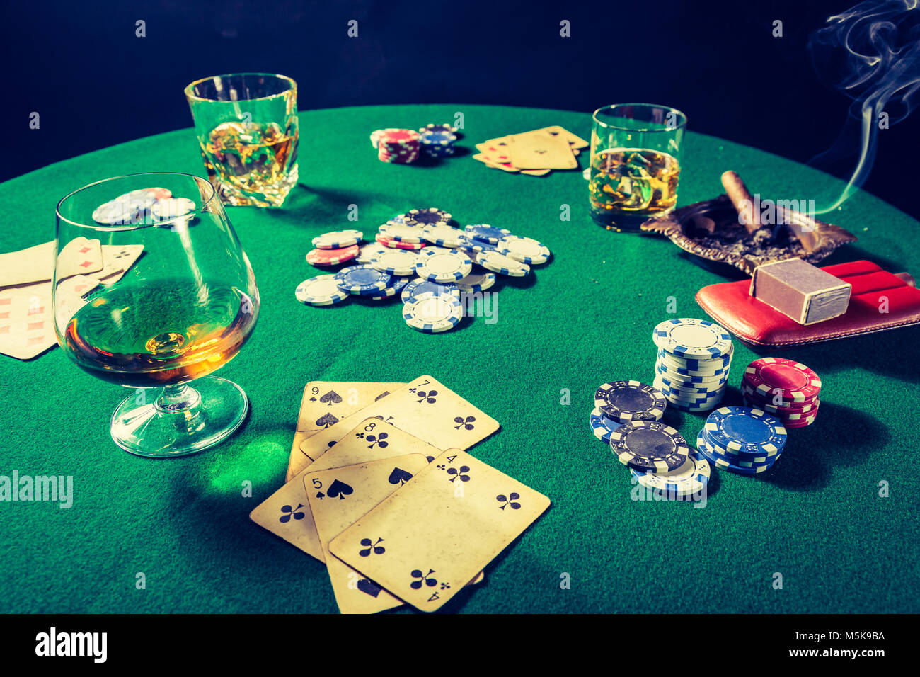 Whiskey, de cigare et de cartes dans la table de poker vieux vert Banque D'Images