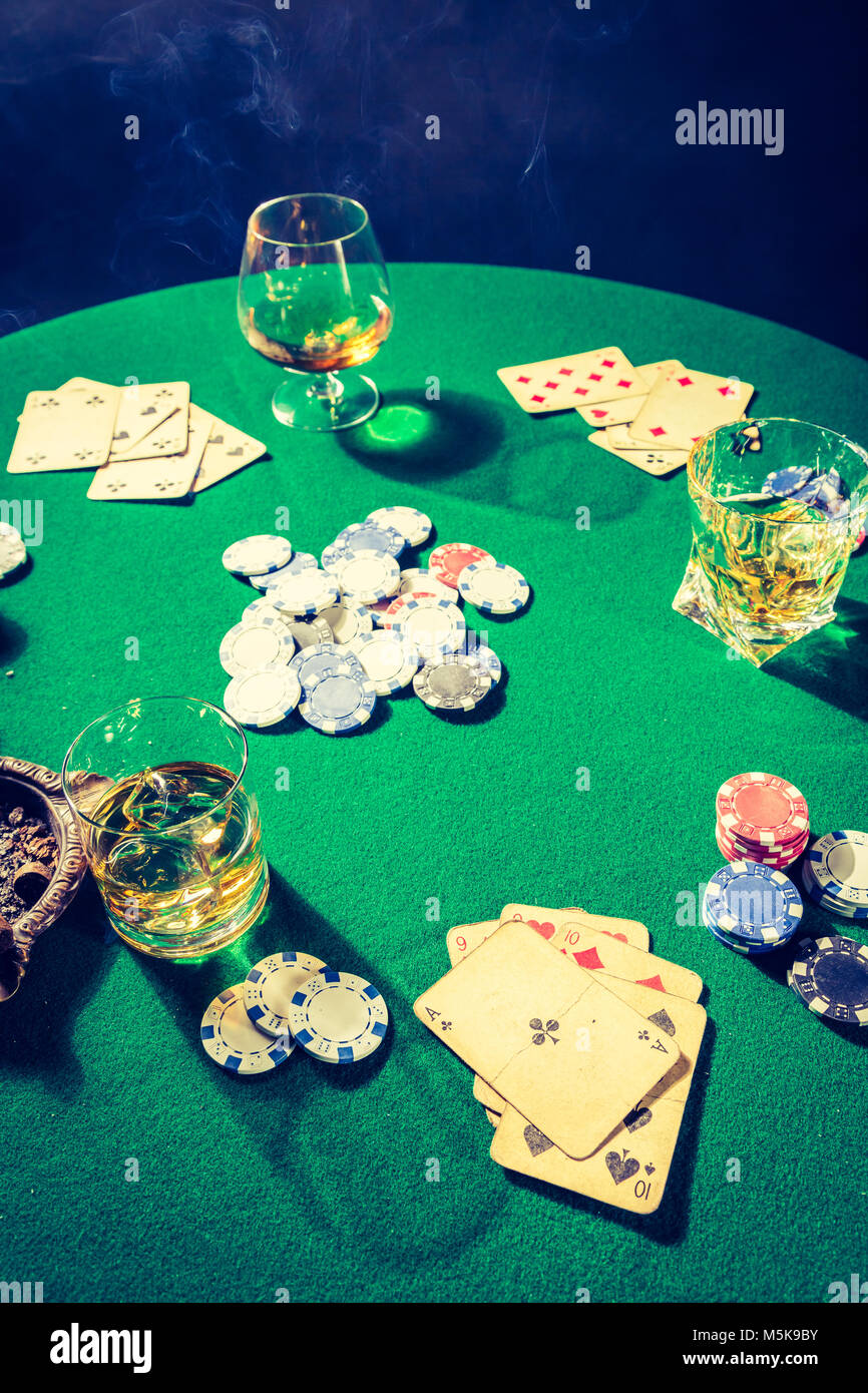 Gros plan du tableau vert de jeu avec des Jetons et cartes Banque D'Images