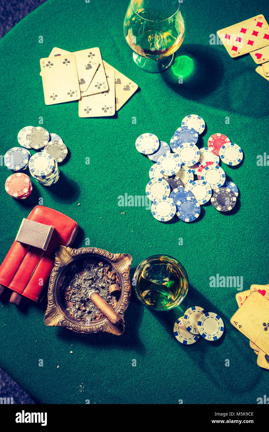 Gros plan du tableau vert pour le poker avec Jetons et cartes Banque D'Images