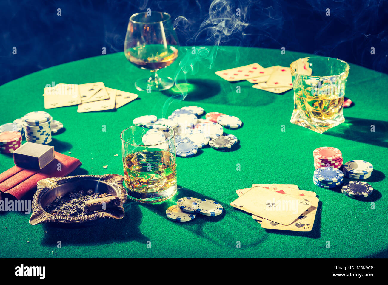 Jeu Vintage table verte avec des Jetons et cartes Banque D'Images