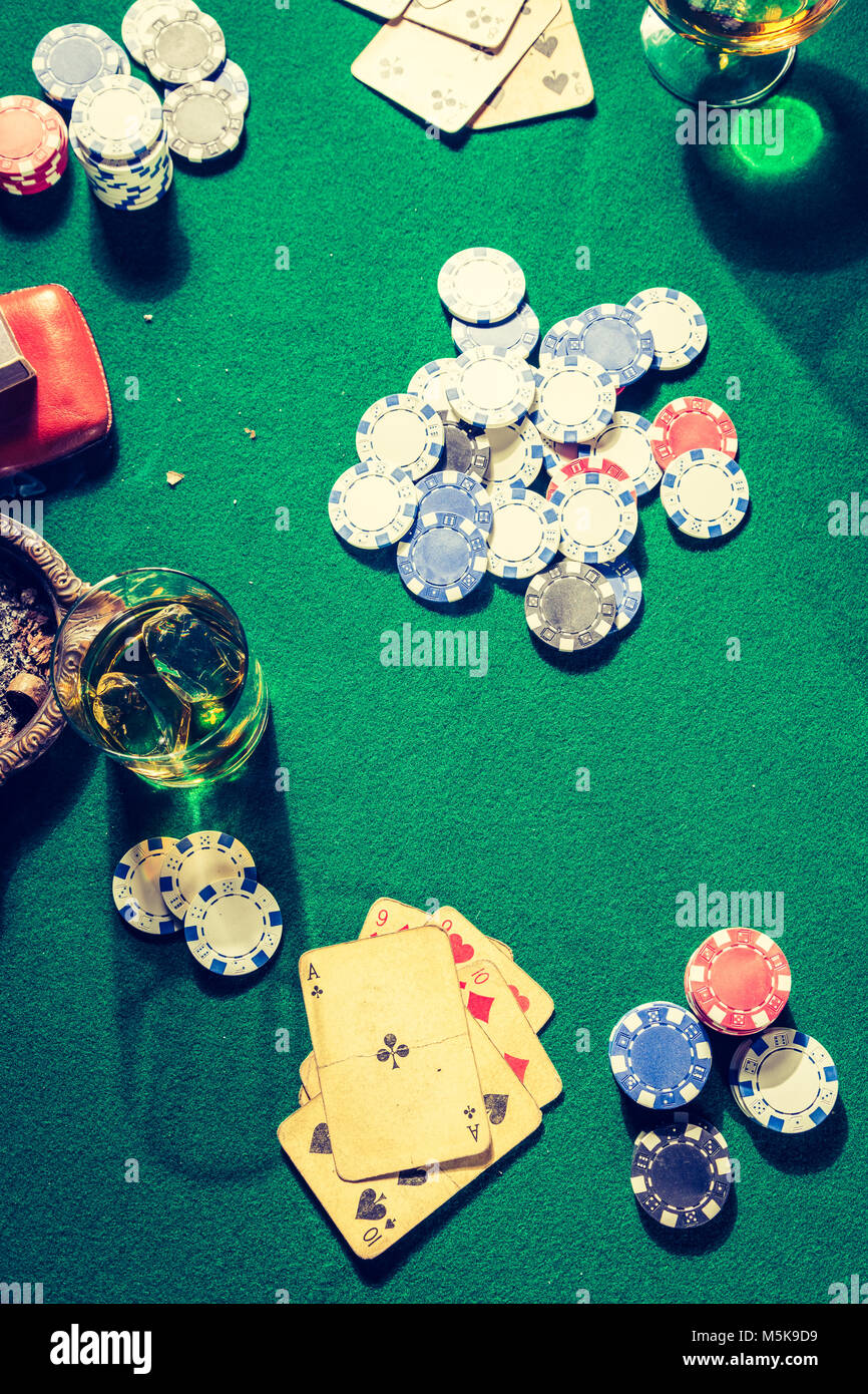 Libre de vieille table de poker avec des cartes et puces Banque D'Images