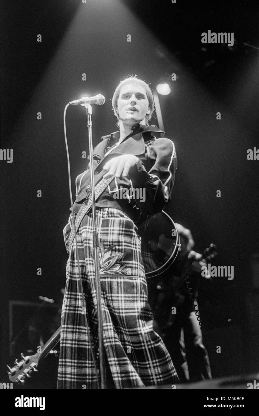 Steve Harley du groupe pop rock britannique Cockney Rebel, effectuant à l'Hammersmith Odeon à Londres en 1976. Banque D'Images