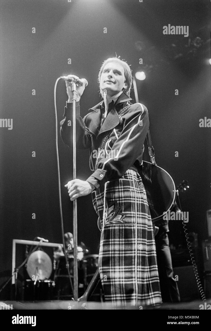 Steve Harley du groupe pop rock britannique Cockney Rebel, effectuant à l'Hammersmith Odeon à Londres en 1976. Banque D'Images
