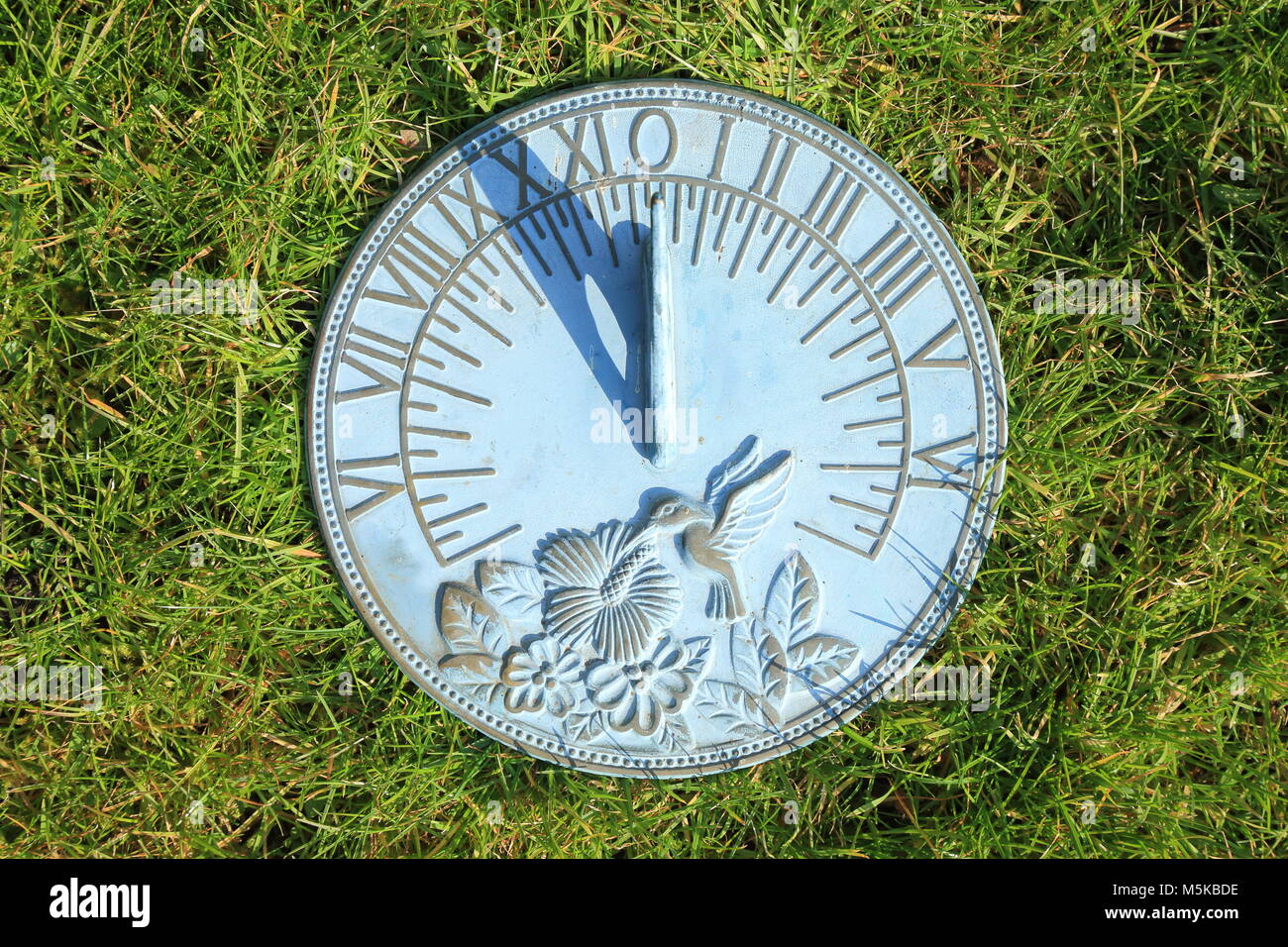 Cadran solaire horizontal vintage avec ombre sur l'herbe Banque D'Images