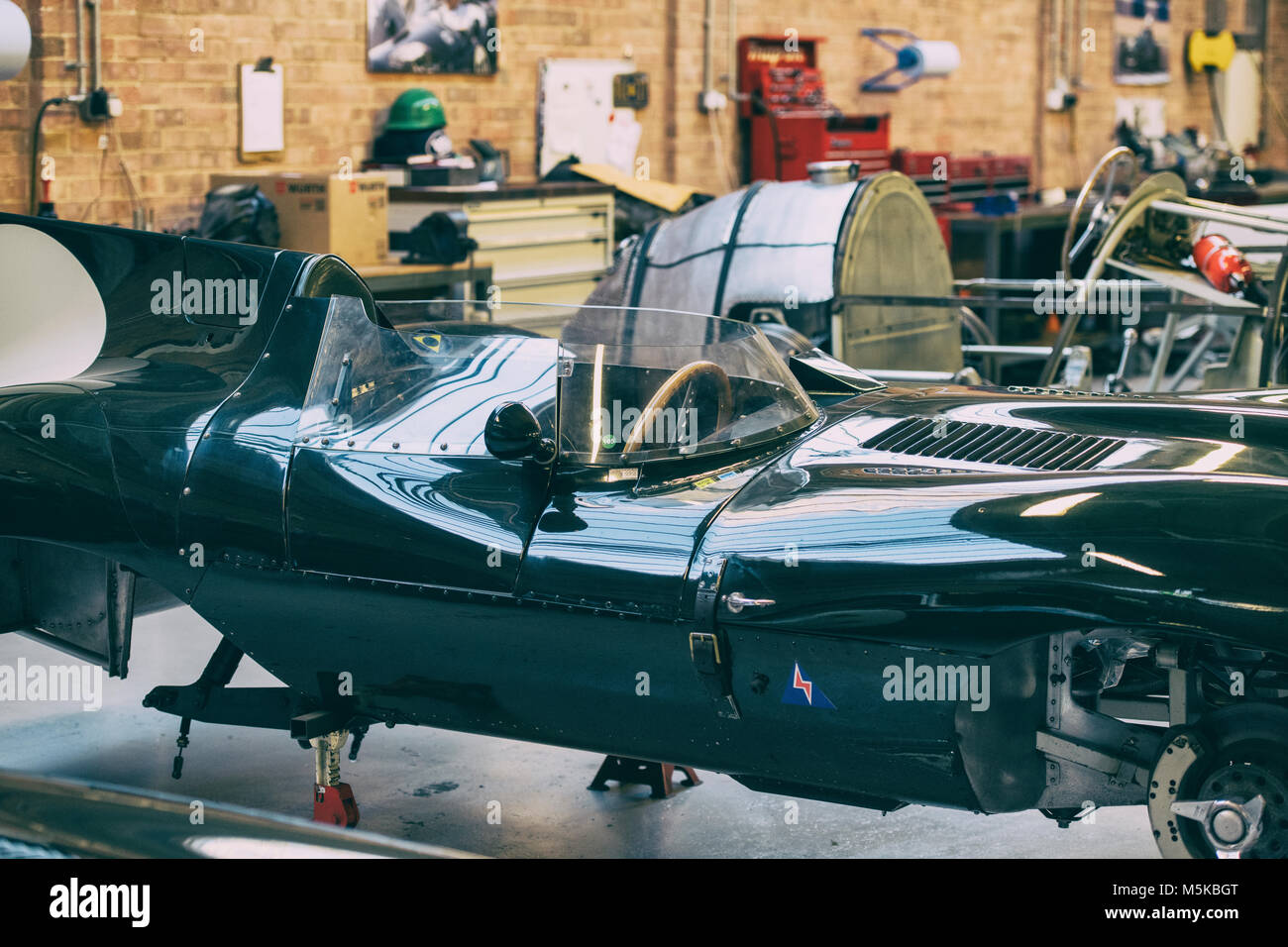 1955 Jaguar DType sports racing voiture dans un garage à Bicester Heritage Centre, Oxfordshire, Angleterre. Vintage filtre appliqué Banque D'Images