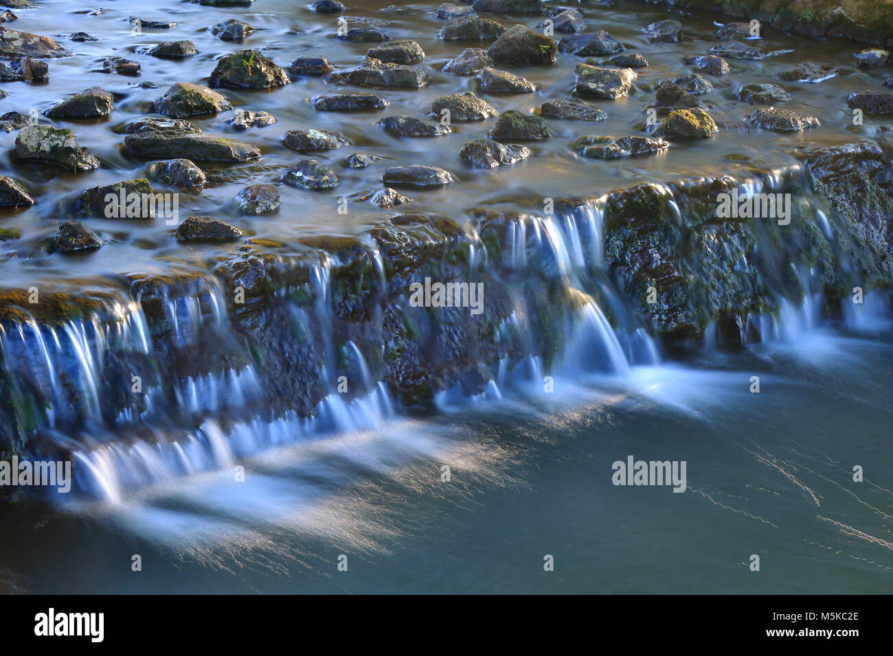 Petite cascade dans l'est du Devon Région d'une beauté naturelle Banque D'Images