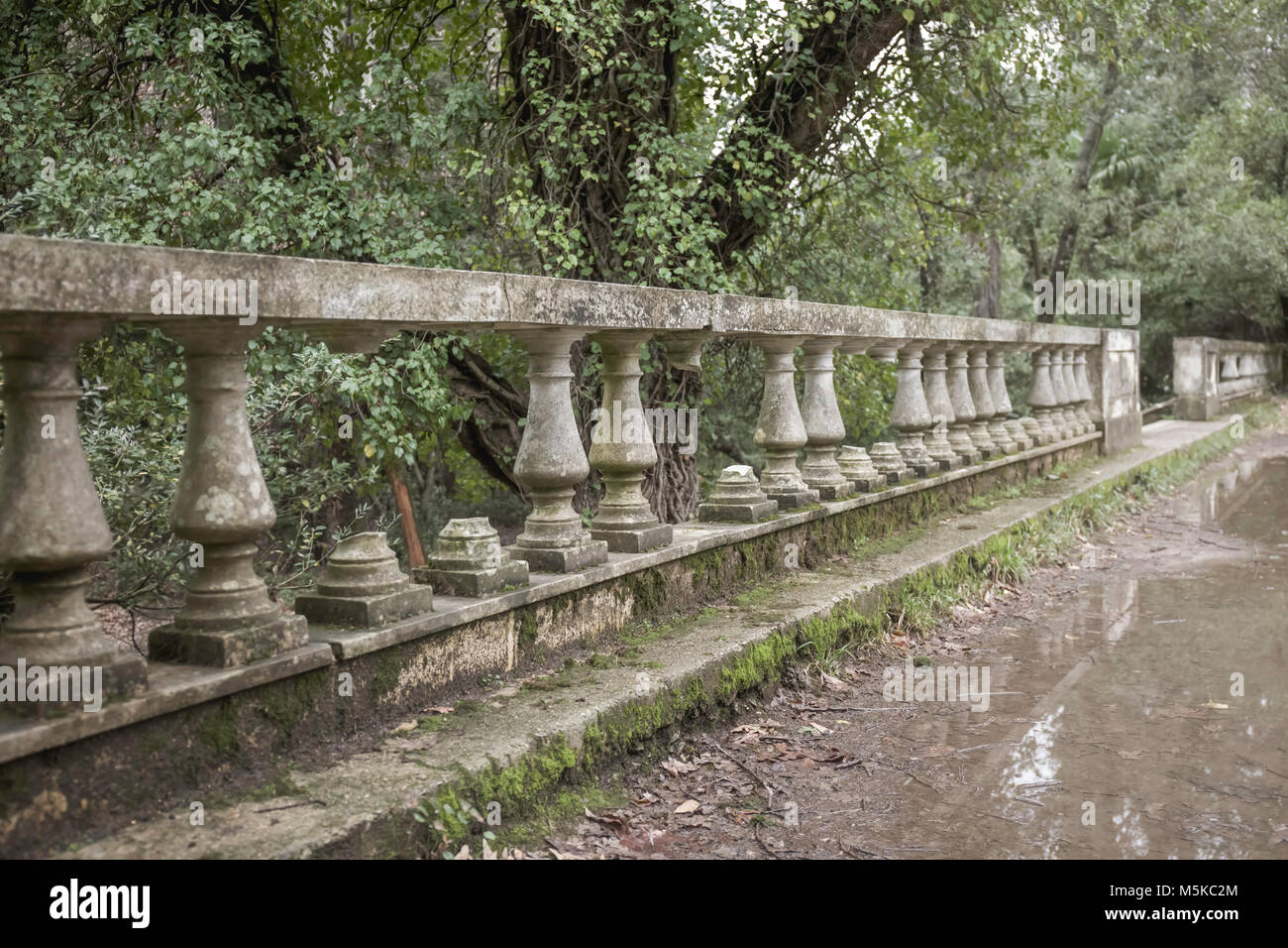 Ancien parc abandonné avec constructions néoclassiques en ruine Banque D'Images