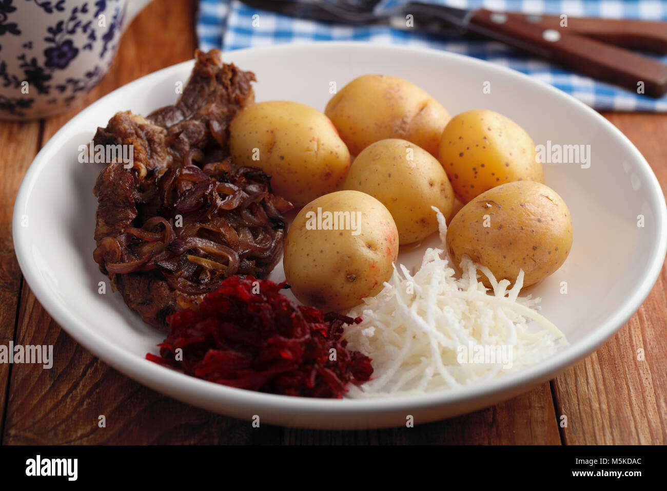 Escalope de boeuf avec des pommes de terre, betteraves, radis daikon et Banque D'Images