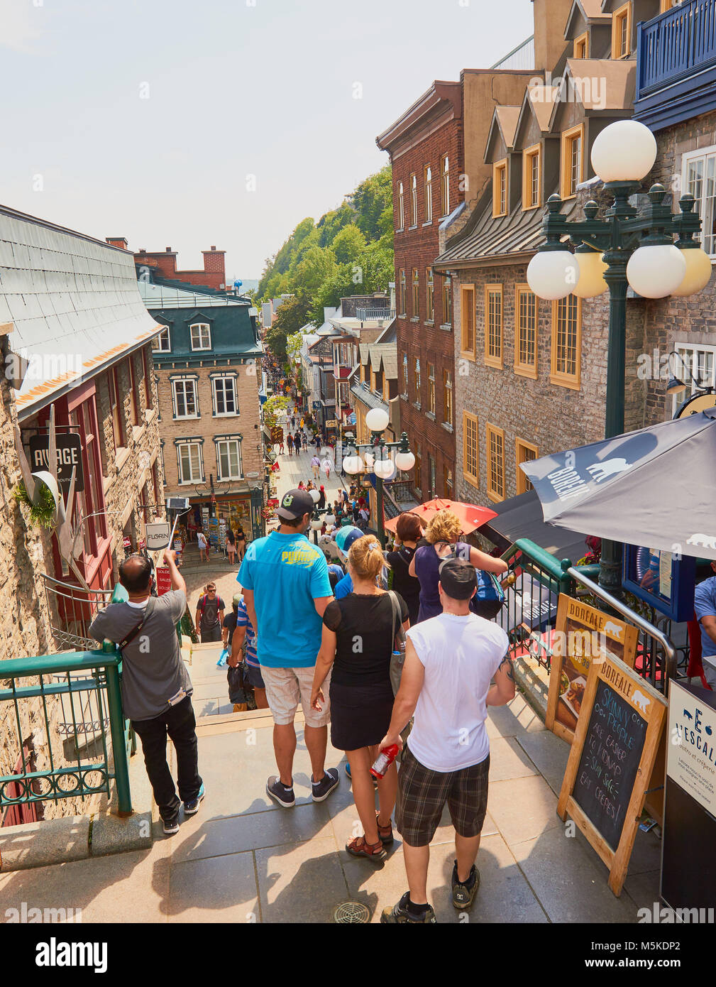 Les touristes sur l'Escalier Casse-Cou (étapes de l'Éclair), le Vieux Québec, ville de Québec, la Province du Québec, Canada. Le nom de leur raideur et construit en 1635 Banque D'Images