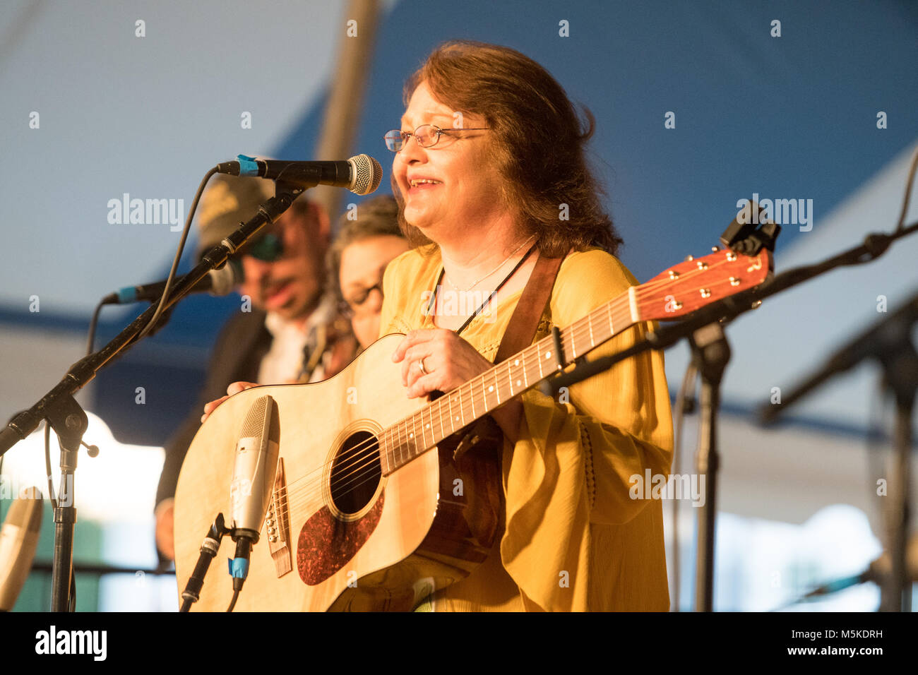 Dale Ann Bradley parlant au micro à vie National Folk Festival, Greensboro, Caroline du Nord. Banque D'Images