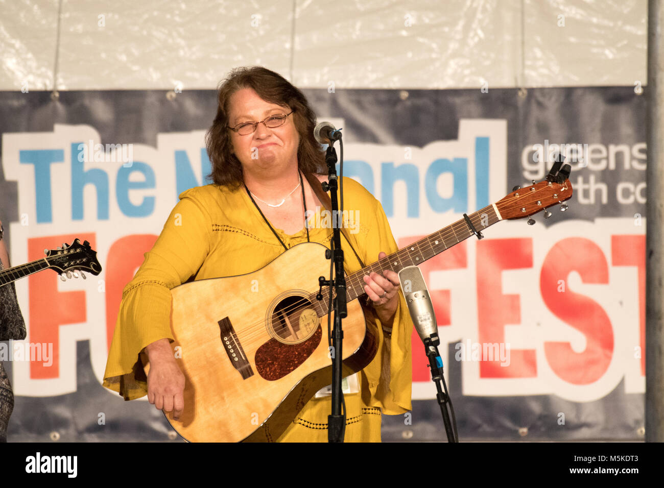 Dale Ann Bradley le chant et effectuer sur la scène du Festival Folklorique National Life, Greensboro, Caroline du Nord. Banque D'Images