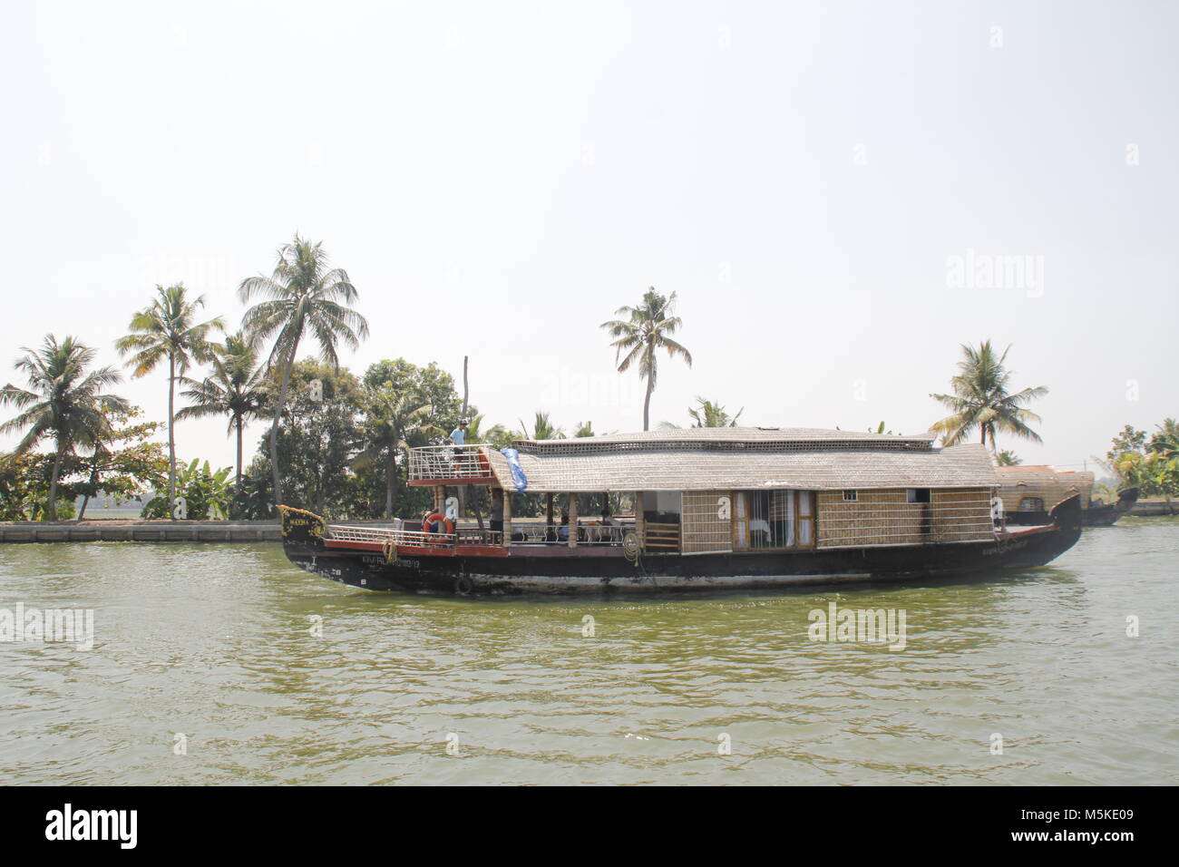 Un bateau dans les eaux troubles de Alleppy, Kerala, Inde Banque D'Images