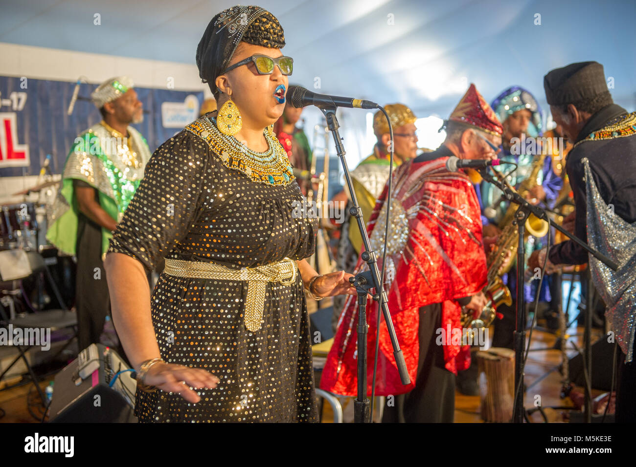 La musique cosmique de Sun Ra Arkestra groupe effectuer ensemble sur scène pour le Festival Folklorique National Life, Greensboro, Caroline du Nord. Banque D'Images