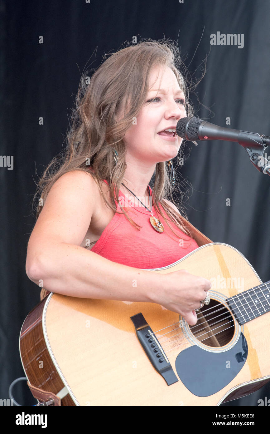 Jeune chanteuse de country, Kelsey Waldon, chante et joue de la guitare acoustique sur la scène du Festival Folklorique National Life, Greensboro, Caroline du Nord. Banque D'Images