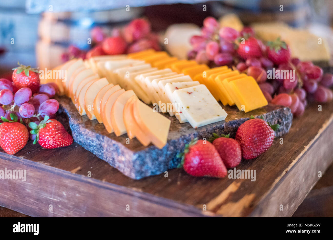 Tentant, assiette de fromages et fruits assortis joliment affichée à partie, Annapolis, Maryland. Banque D'Images