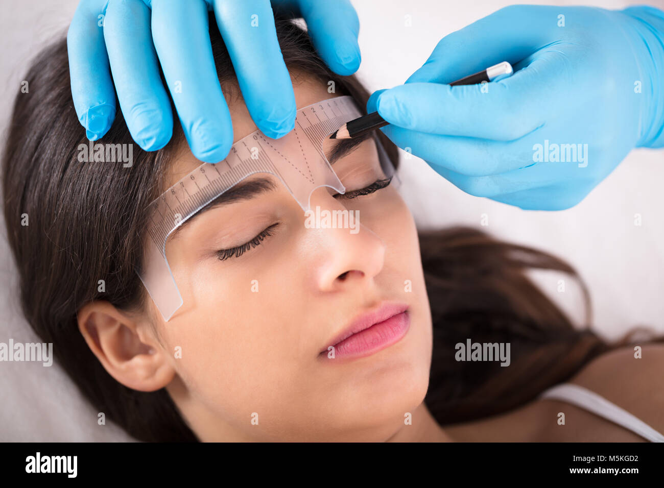 Mikrobleyding sourcils Workflow sur jeune femme dans un salon de beauté. Banque D'Images