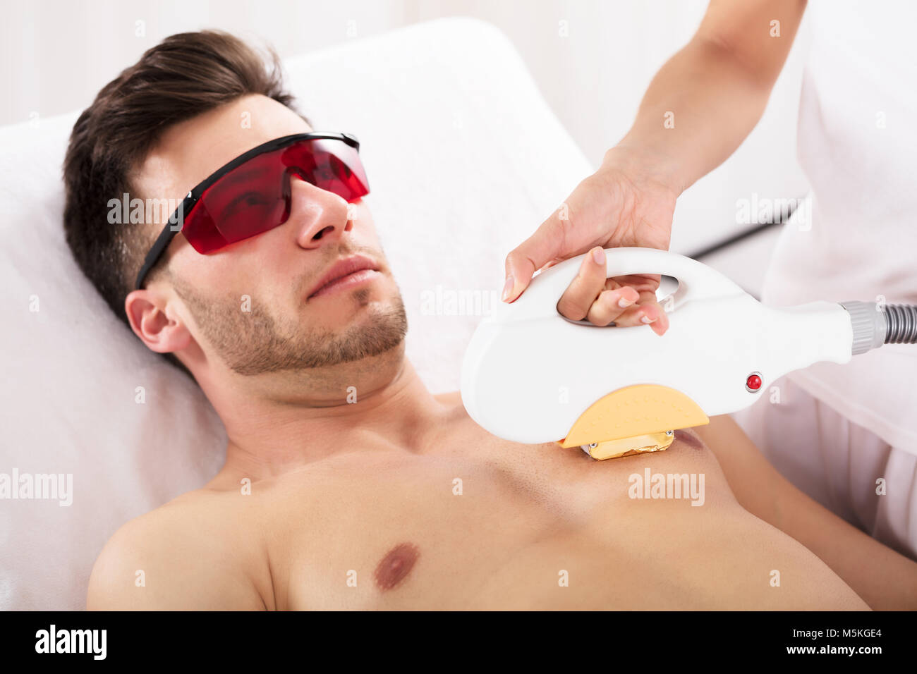 Jeune homme d'obtenir un traitement de la peau au laser Spa Salon de beauté en bonne santé Banque D'Images