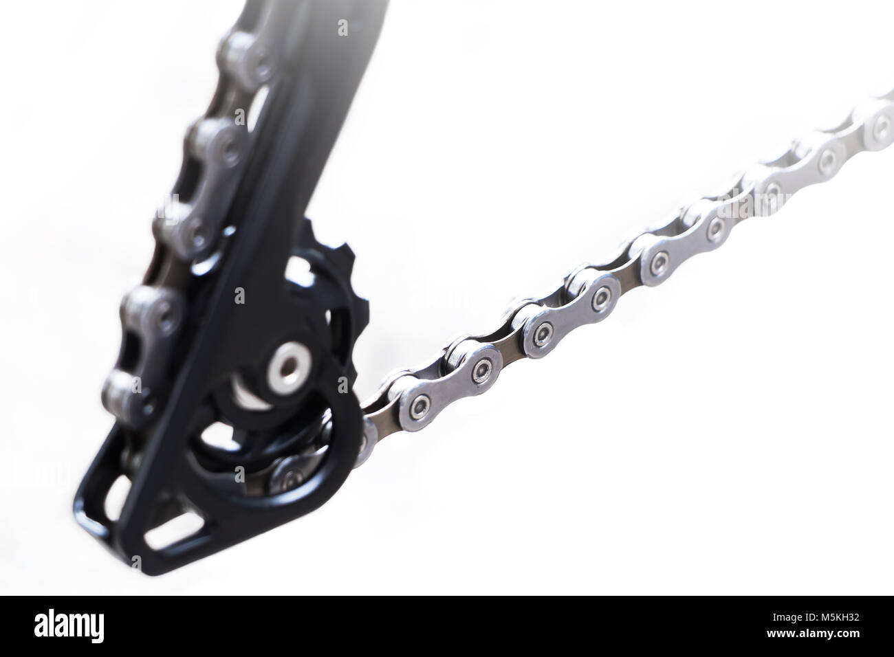 Roue et équipement de vélo avec une nouvelle chaîne propre, rayons et petite bague de chaîne du commutateur de vitesse de vélo de montagne arrière sur un fond blanc Banque D'Images