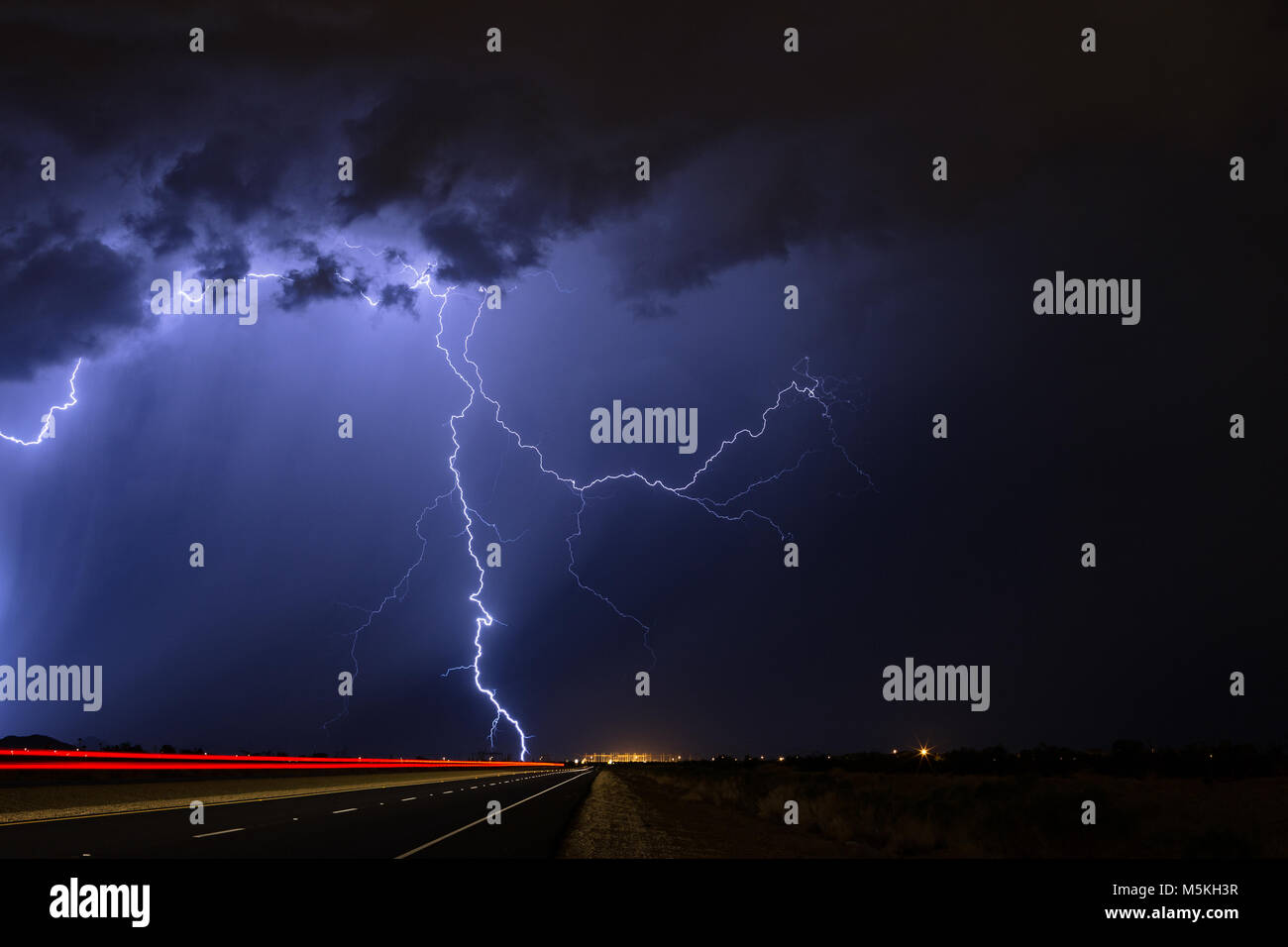 Foudre dans le ciel de nuit au-dessus de Phoenix, Arizona pendant un orage de mousson Banque D'Images